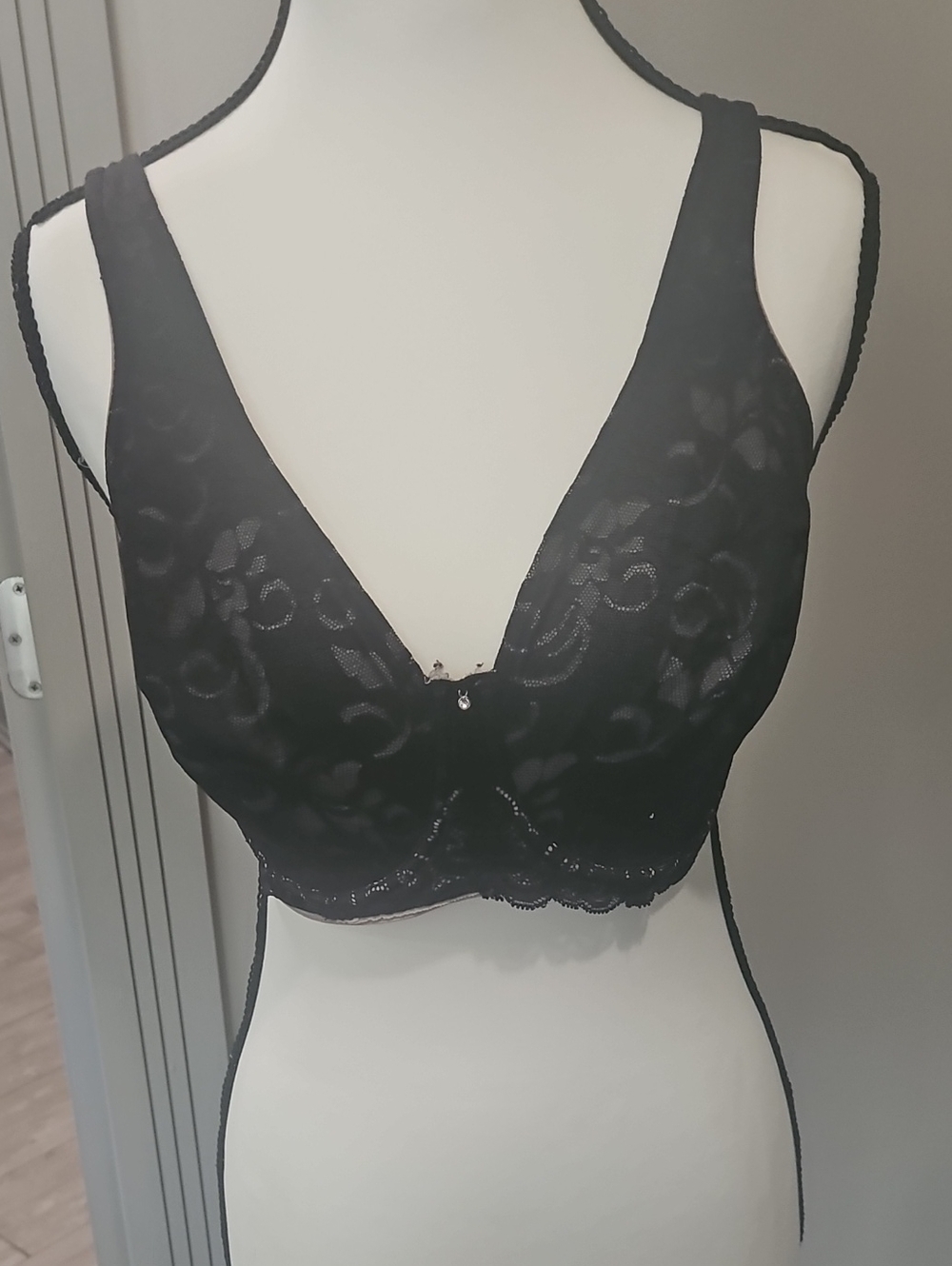 Black Lace Bra with Delicate Detailing 34ddd